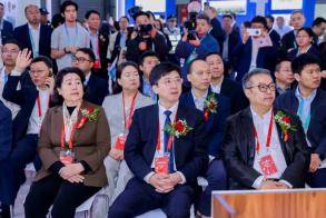 各地动态丨跨界对话·共融创新|景德镇陶瓷大学北京校友会会长郭文佳受邀出席第三十五届中国玻璃展